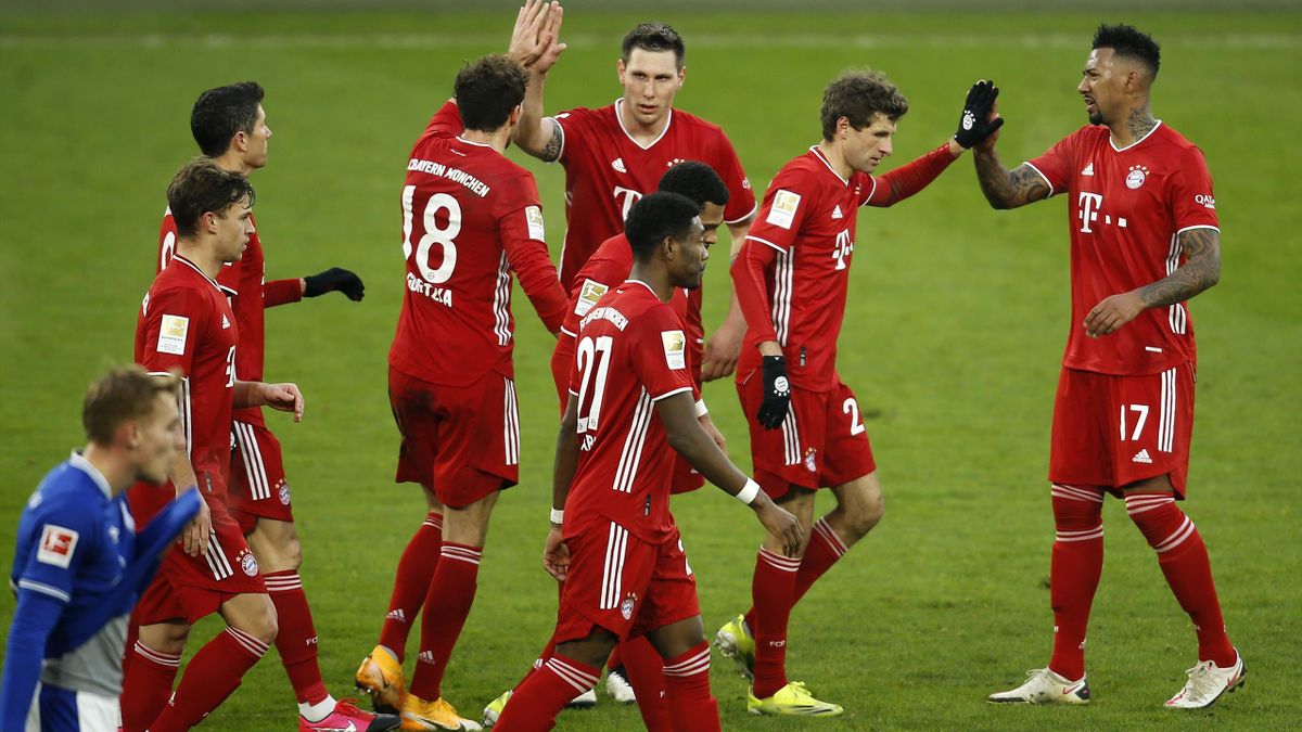 Thomas Müller klatscht mit Jérôme Boateng (r.) ab - FC Schalke 04 vs. FC Bayern München