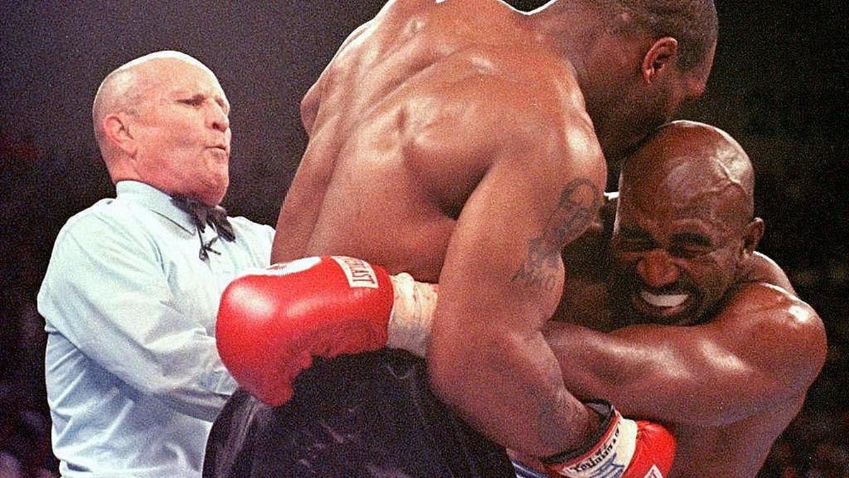 Mike Tyson vs Evander Holyfield, în 1997
