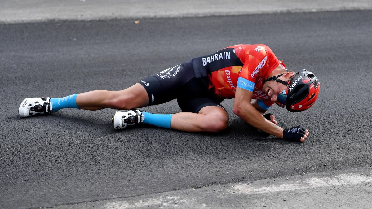 Mikel Landa en el suelo durante la 5ª etapa del Giro 2021