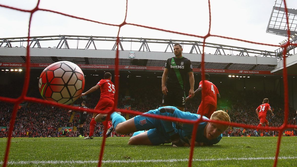 Jakob Haugaard må se at Liverpools Alberto Moreno setter inn 1-0-scoringen på Anfield i 2016.