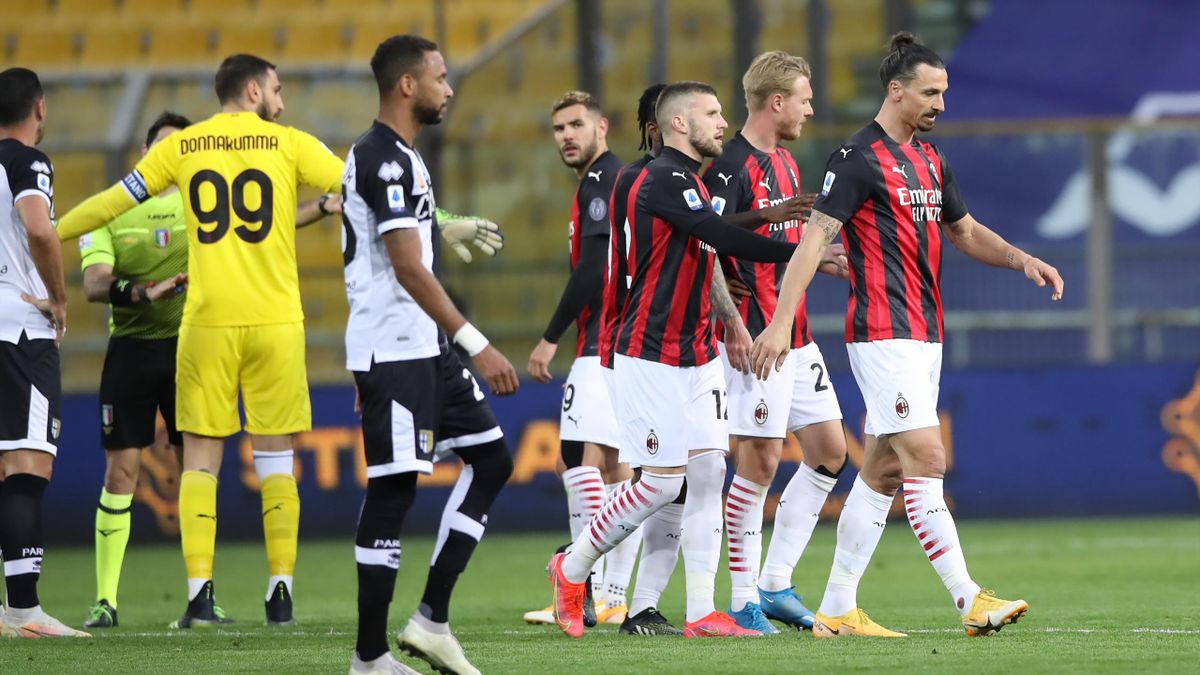 Zlatan Ibrahimovic (rechts, AC Milan) fliegt gegen Parma Calcio mit Rot vom Platz