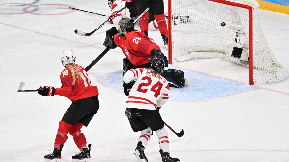 Canada and Team USA play hockey final