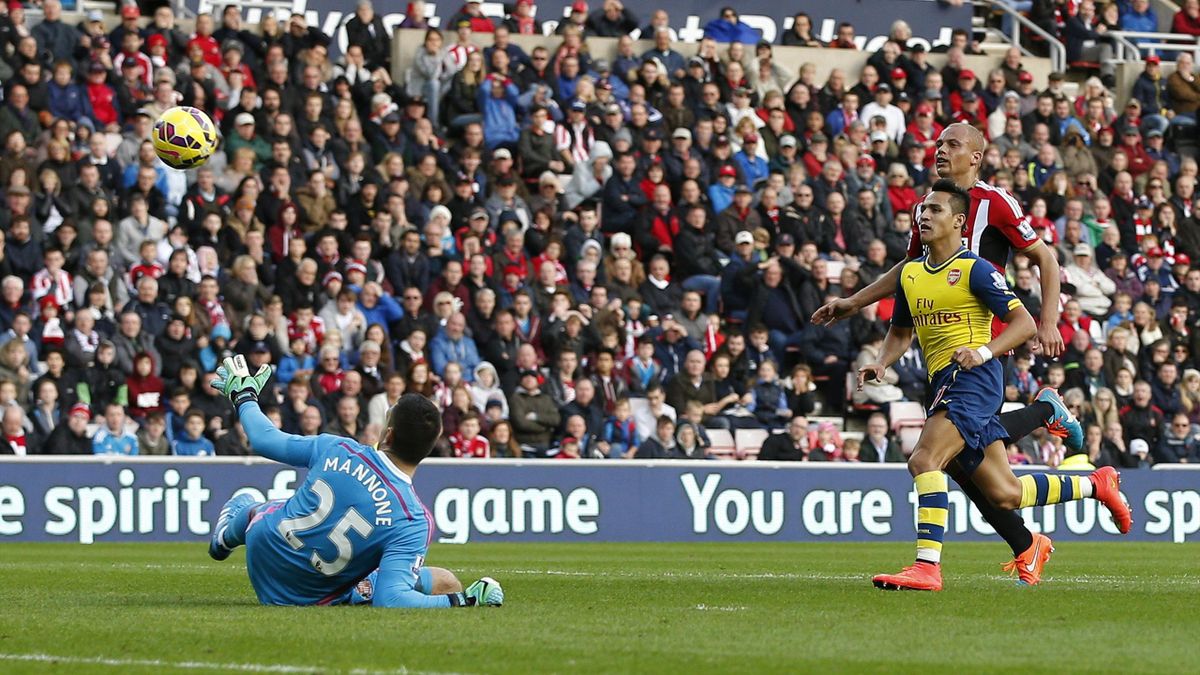 Arsenal's Alexis Sanchez lifts the ball over Sunderland's Vito Mannone to score (PA Photos)