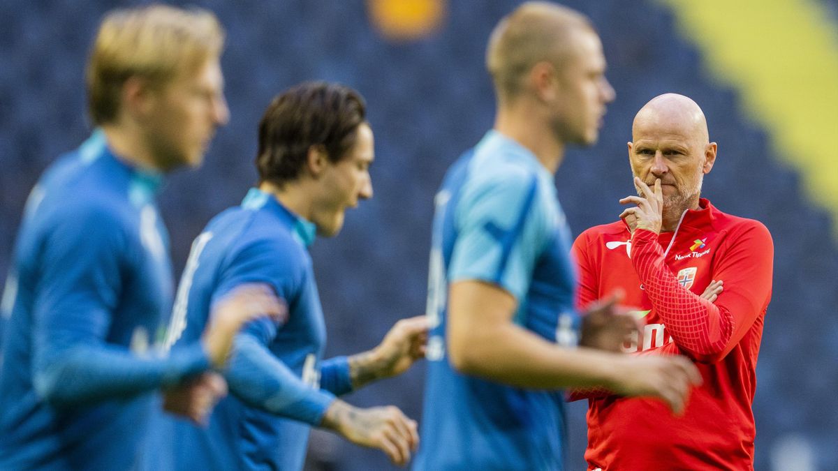 Norges landslagssjef Ståle Solbakken under en trening med herrelandslaget i fotball