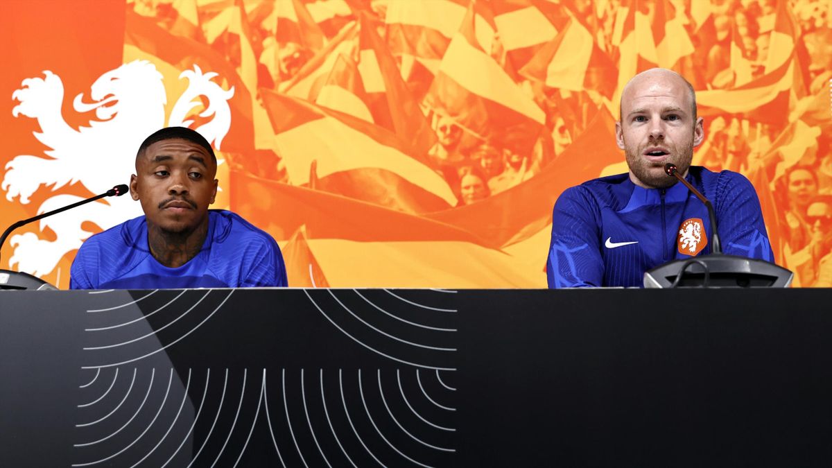 Davy Klaassen en Steven Bergwijn tijdens de persconferentie twee dagen voor het WK-duel met Ecuador.