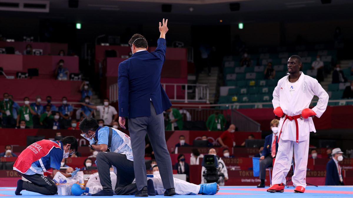 Sajad Ganjzadeh wird im Karate-Finale nach einem Fußtreffer im Gesicht behandelt