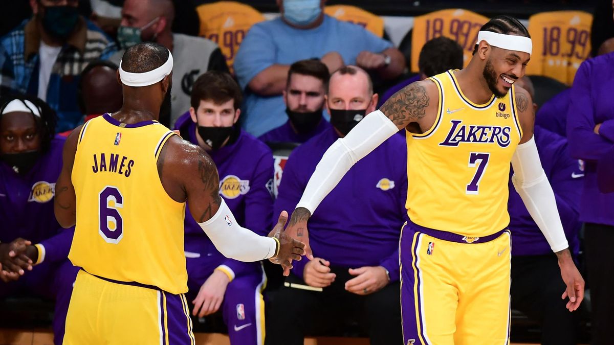 Carmelo Anthony, tout sourire, en "checkant" LeBron James, son coéquipier chez les Lakers - 19/10/2021