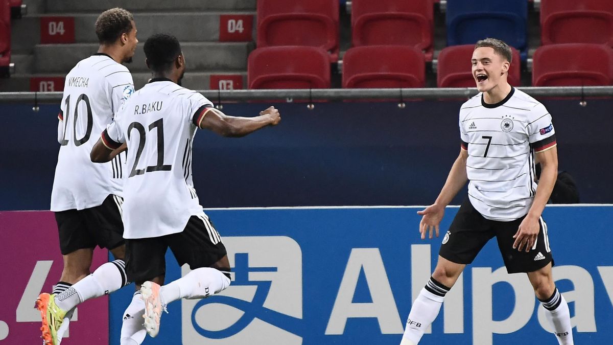 Florian Wirtz (rechts; Deutschland) bejubelt seinen Treffer im U21-EM-Halbfinale gegen die Niederlande