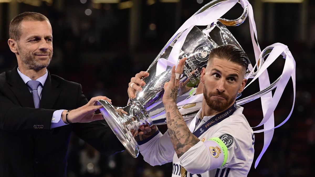 Il presidente della UEFA  Aleksander Ceferin consegna la Champions League al capitano del Real Madrid Sergio Ramos