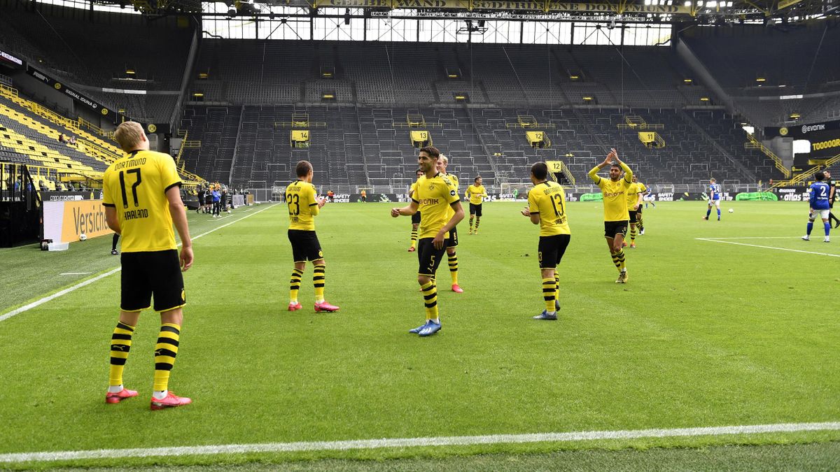 Esultanza a distanza: i giocatori del Borussia Dortmund si mantengono a distanza e non s'accalcano su Haaland dopo la rete del momentaneo 1-0, Getty Images