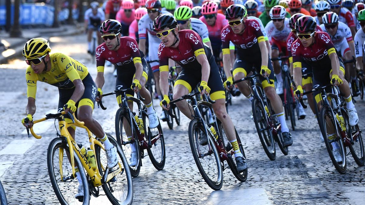 Egan Bernal et le Team Ineos sur les Champs-Elysées à l'arrivée du Tour de France 2019.