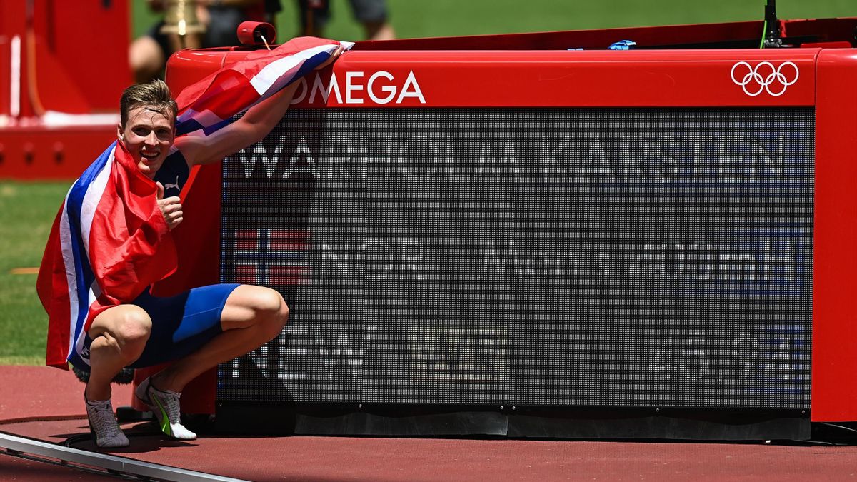 Karsten Warholm pose devant son nouveau record du monde du 400m haies