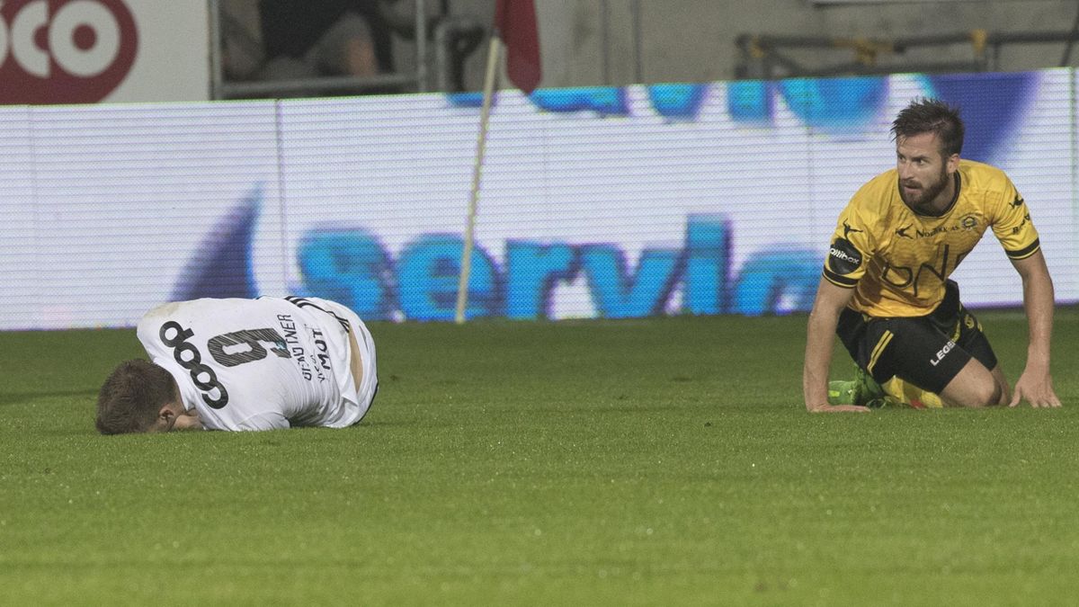 Niklas Bendtner blir skadet under eliteseriekampen i fotball mellom Lillestrøm og Rosenborg på Åråsen stadion. Aleksander Melgalvis t.h.