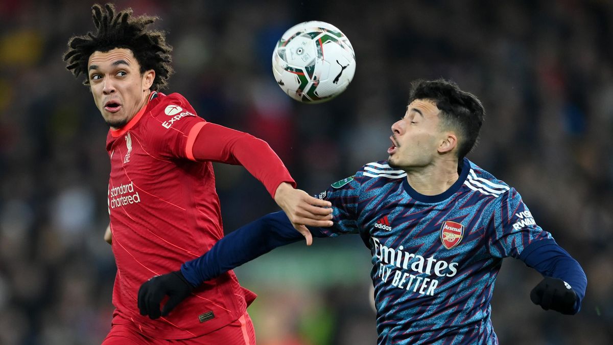 Alexander-Arnold y Martinelli luchan por el balón (Liverpool- Arsenal, Carabao Cup)