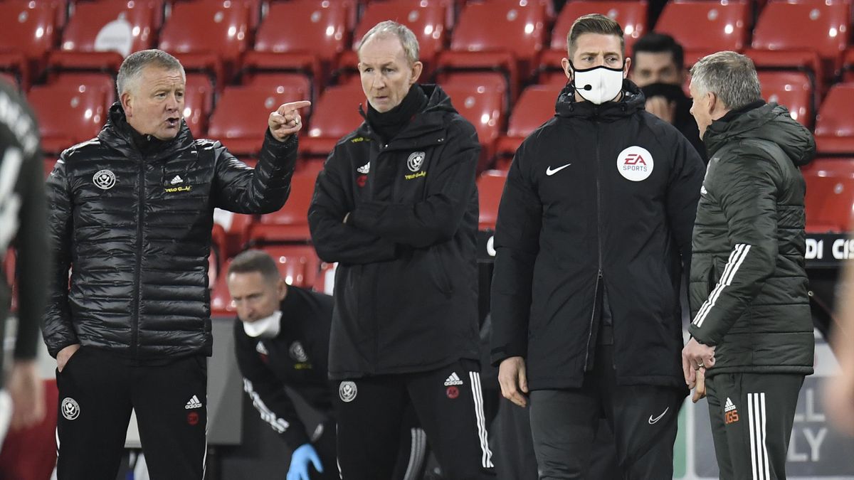 Sheffield United's English manager Chris Wilder (L) and Manchester United's Norwegian manager Ole Gunnar Solskjaer (R) have words on the touchline during the English Premier League football match between Sheffield United and Manchester United at Bramall L