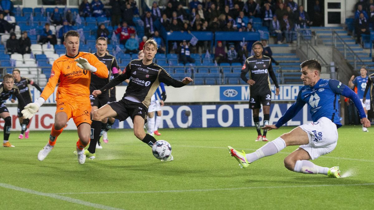 Jacob Karlstrøm i aksjon for Tromsø mot Molde på Aker Stadion.