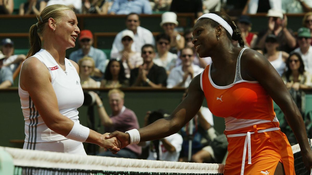 Serena Williams ontvangt de felicitaties van haar tegenstander Barbara Schett na een overwinning in de derde ronde op Roland Garros in 2003.