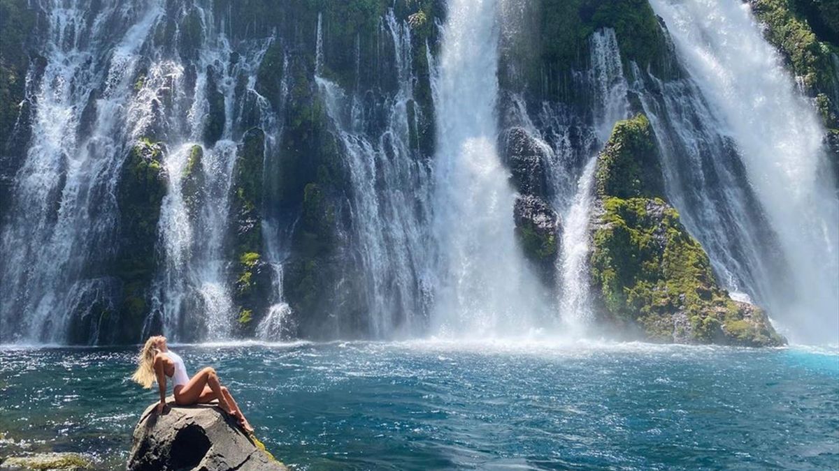 Фото Юлии Ефимовой в белоснежном купальнике на фоне ...