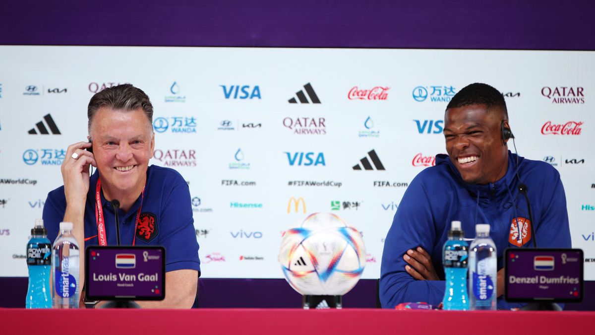 Louis van Gaal en Denzel Dumfries lachen op de persconferentie voor het WK-duel met Ecuador.