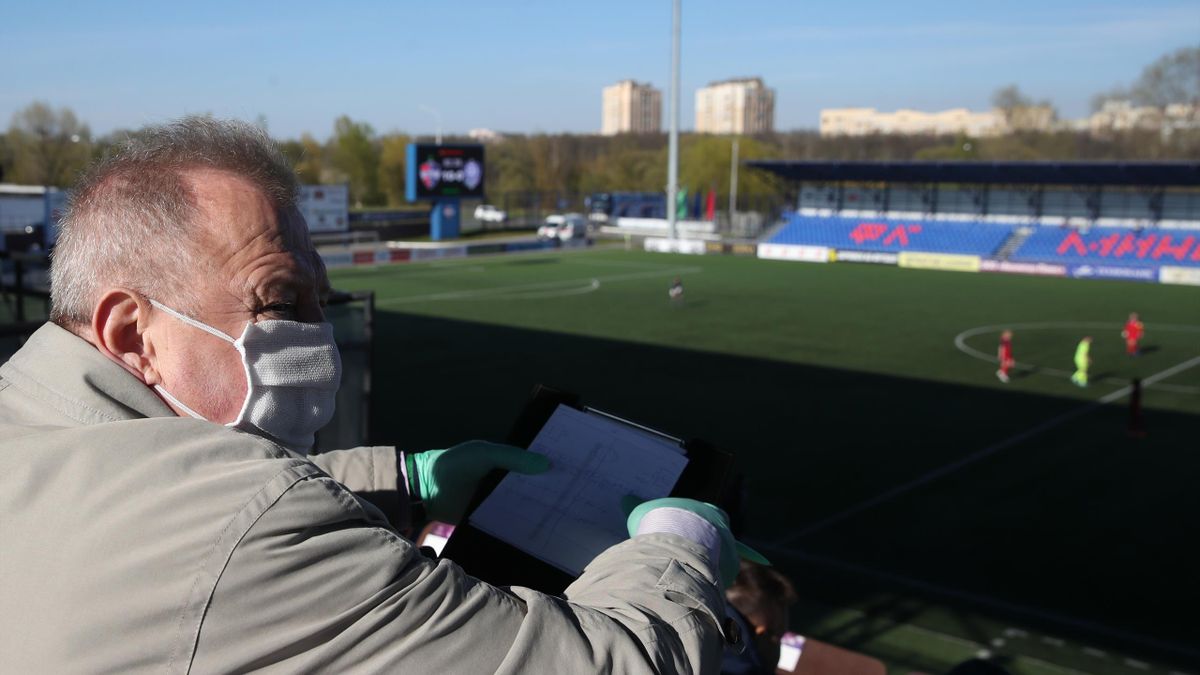 Un bărbat cu mască urmărește partida celor de la FC Minsk