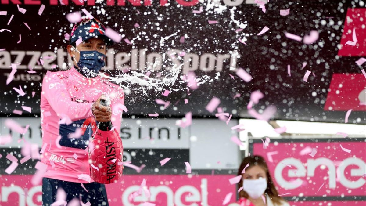 Egan Bernal sul podio dello Zoncolan con la maglia rosa - Giro d'Italia 2021