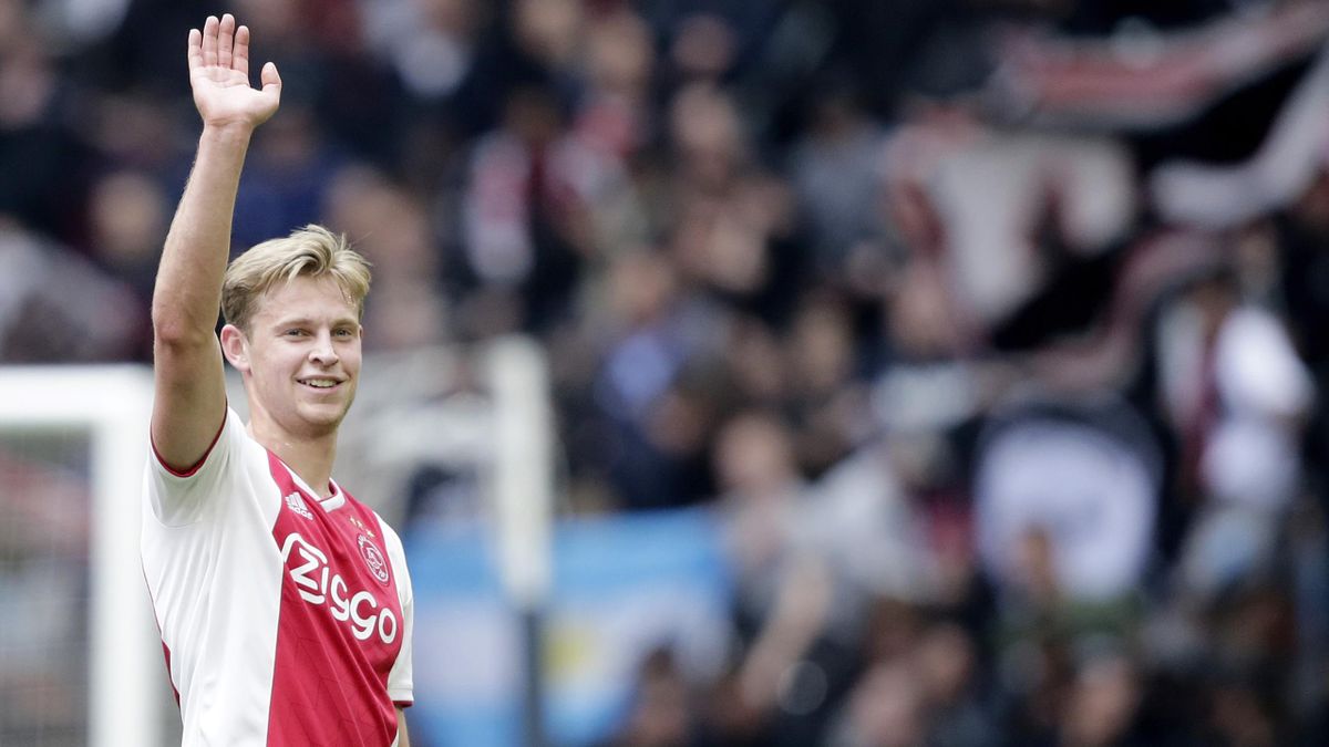 Frenkie de Jong salue les supporters de l'Ajax après son dernier match à la Johan Cruyff Arena, le 12 mai 2019.