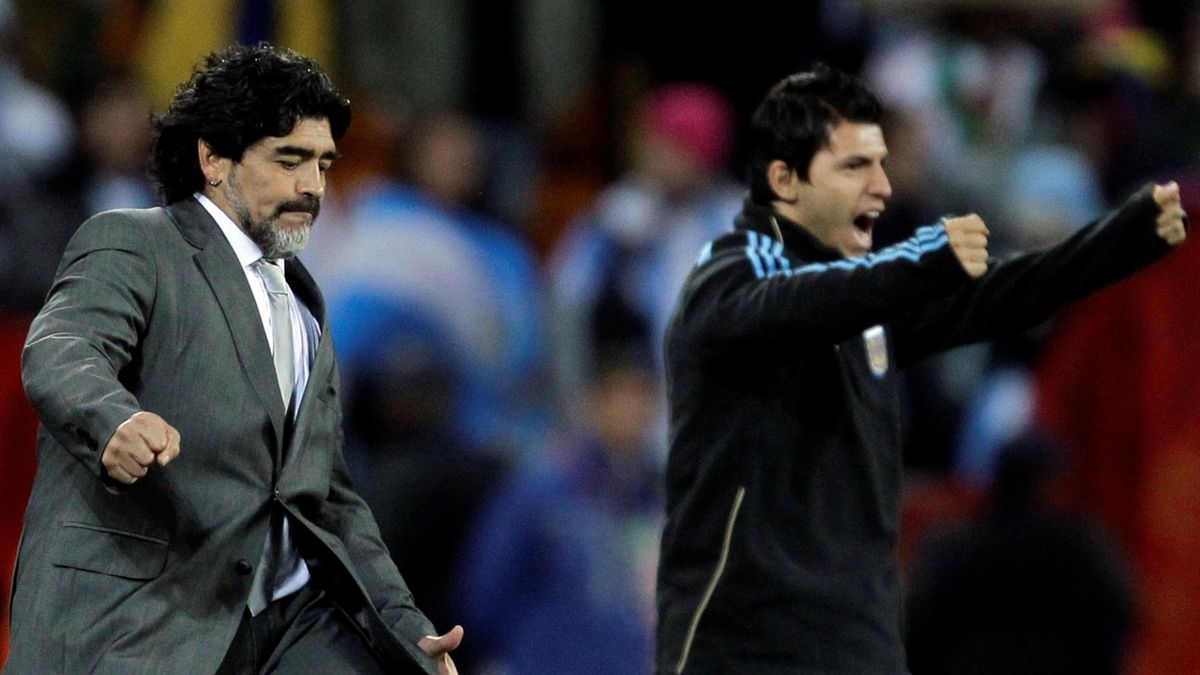 Диего Марадона и Серхио Агуэро в бытность первого главными тренером аргентинской сборной