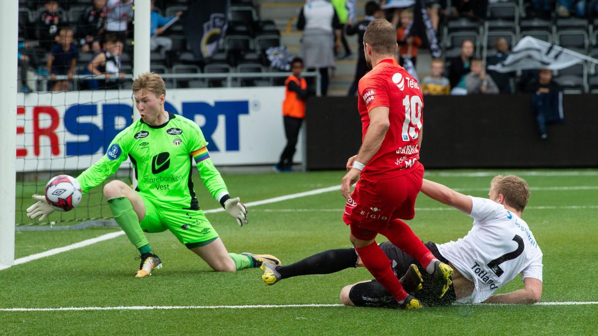 Mathias Dyngeland redder forsøket til daværende Brann-spiss Veton Berisha i cupkampen mellom Sogndal og Brann i 2019.