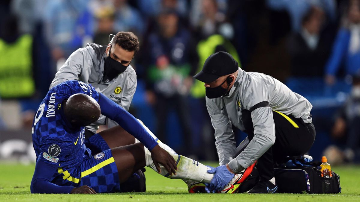 LONDON, ENGLAND - OCTOBER 20: Romelu Lukaku of Chelsea is treated for injury during the UEFA Champions League group H match between Chelsea FC and Malmo FF at Stamford Bridge on October 20, 2021 in London, United Kingdom. (Photo by Marc Atkins/Getty Image