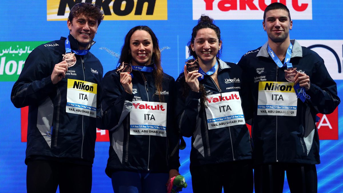 Nicolò Martinenghi, Elena Di Liddo, Silvia Di Pietro, Lorenzo Mora posano sul podio dei mondiali in vasca corta di Abu Dhabi col bronzo ottenuto nella staffetta mista 4x50