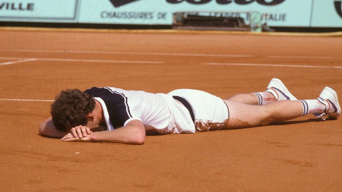 McEnroe languit op Court Philippe Chatrier na een duikvolley