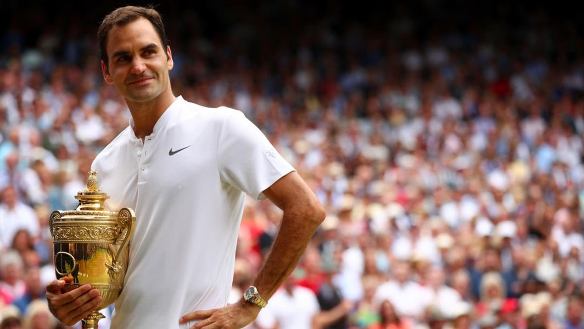 Roger Federer mit der Wimbledon-Trophäe