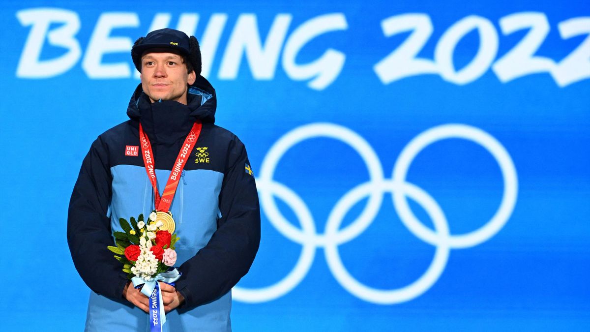 Gold medallist Sweden's Nils Van Der Poel poses on the podium during the men's 10000m speed skating victory ceremony at the Beijing Medals Plaza in Beijing on February 12, 2022