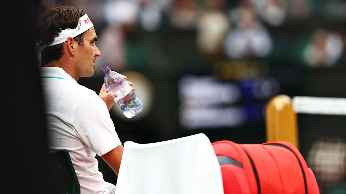 Roger Federer lors d'un changement de côté, au 1er tour de Wimbledon face à Adrian Mannarino