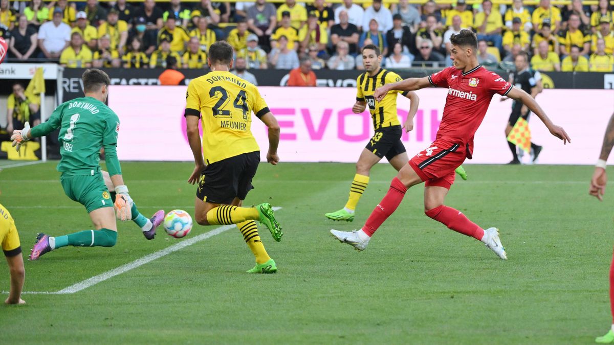 Gregor Kobel (l.) hält gegen Patrik Schick - Borussia Dortmund vs. Bayer 04 Leverkusen