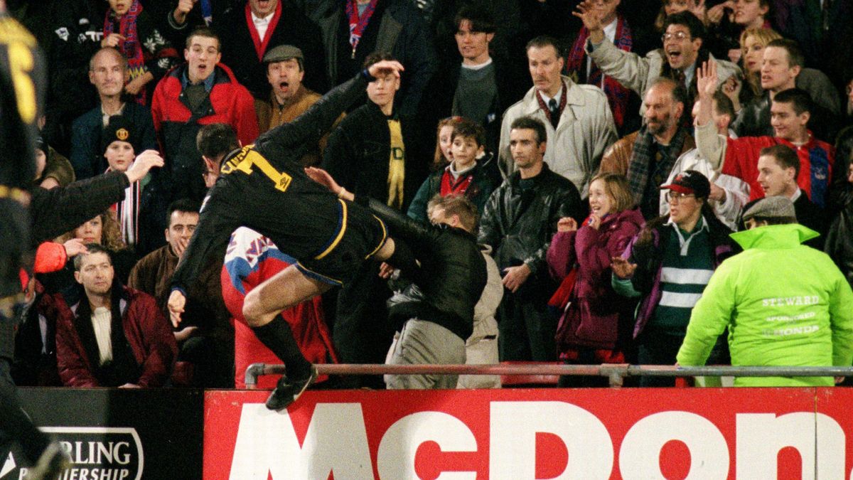 Le "kung-fu kick" d'Éric Cantona sur un supporter de Crystal Palace, le 20 janvier 1995