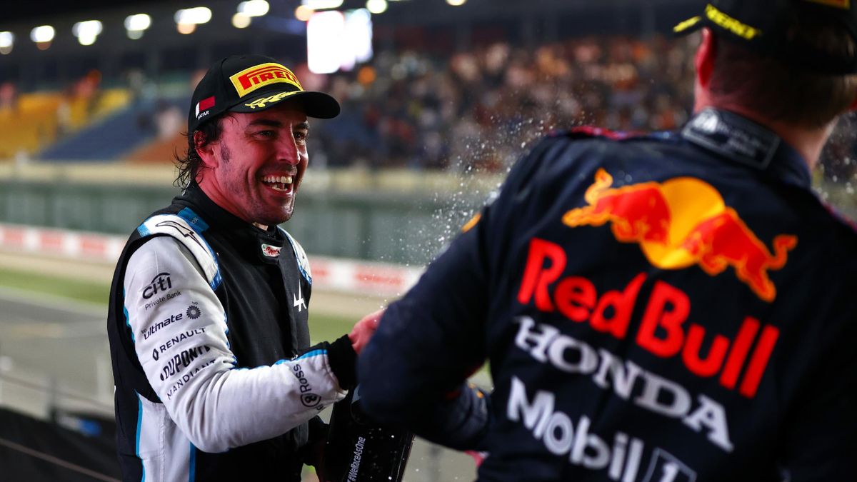 Fernando Alonso strahlt über sein Podest in Katar
