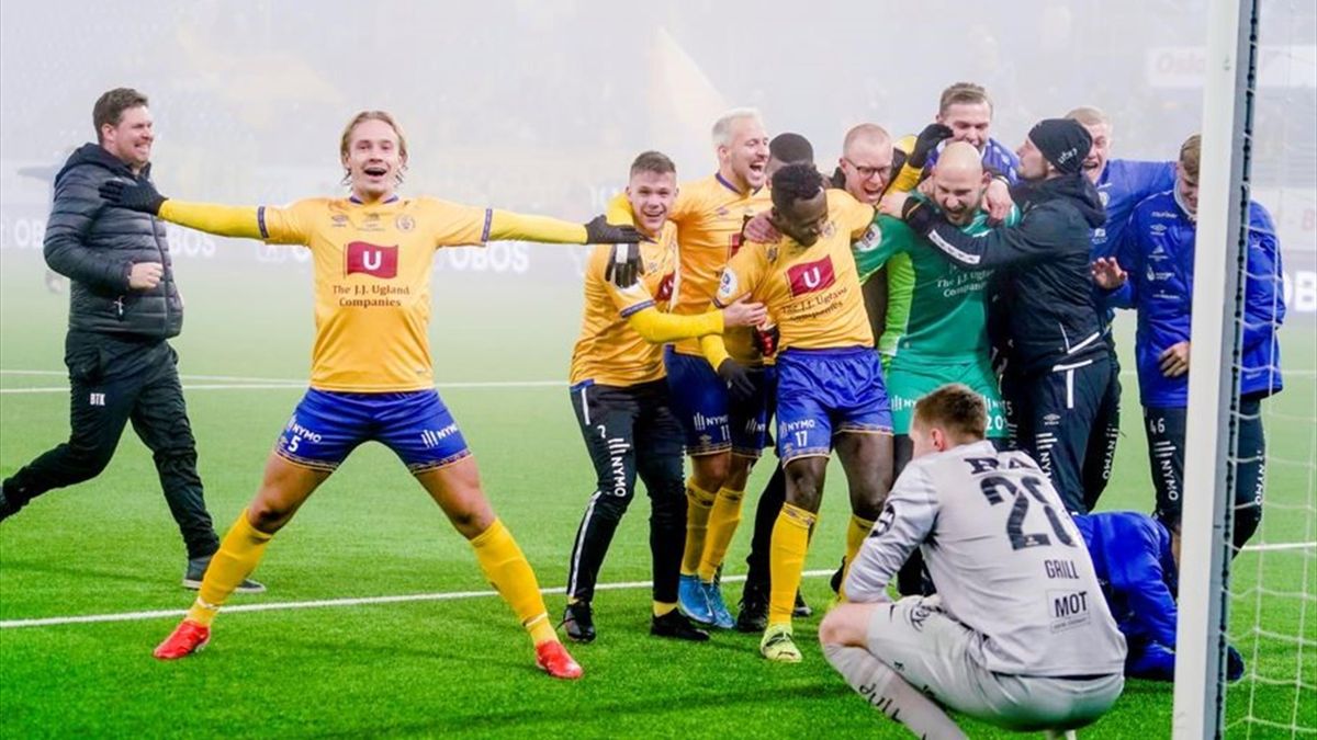 Erik Tobias Sandberg og resten av Jerv-laget juber etter å ha sikret opprykk til Eliteserien.