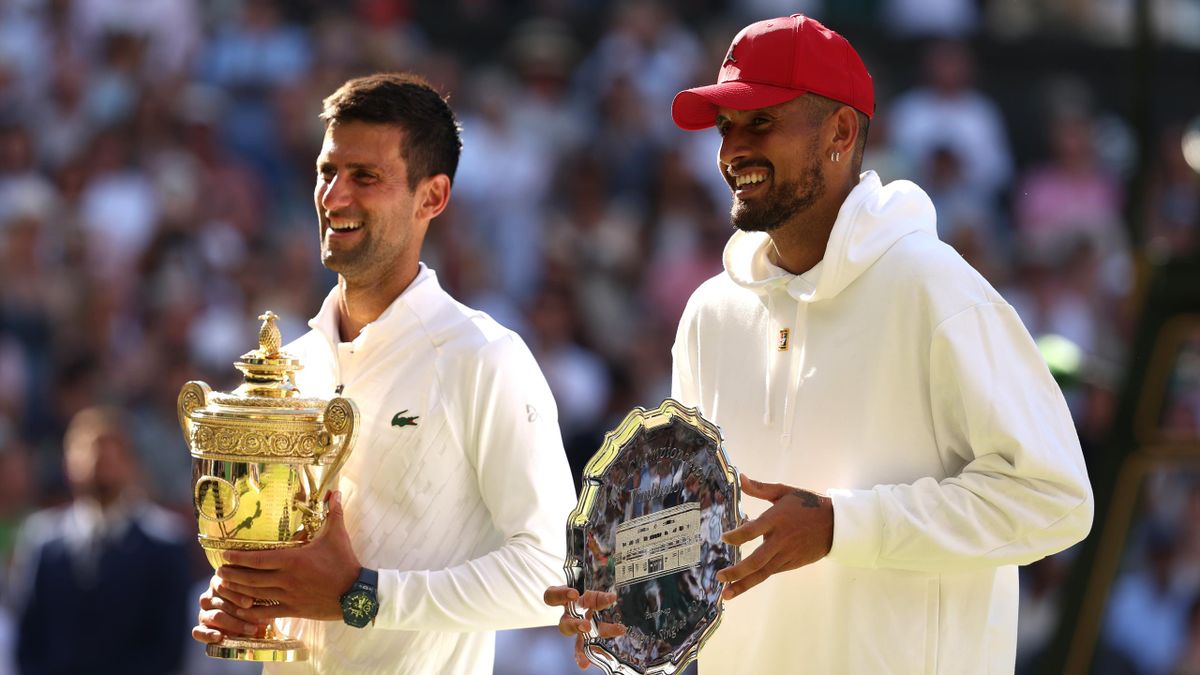 Novak Djokovic y Nick Kyrgios posan para los fotógrafos tras la final de Wimbledon