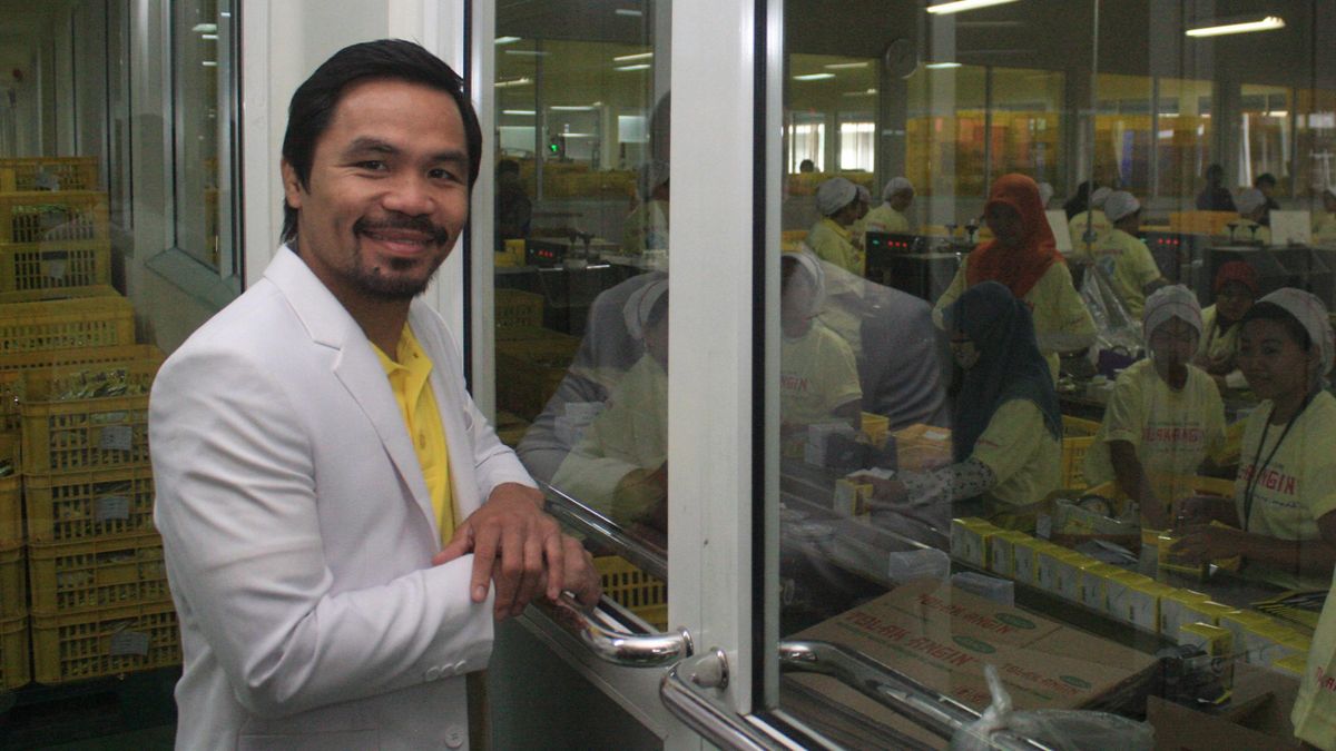 Filipino boxing champion Manny Pacquiao visits a private Indonesian medicinal laboratory plant in Semarang, central Java island on July 8, 2015