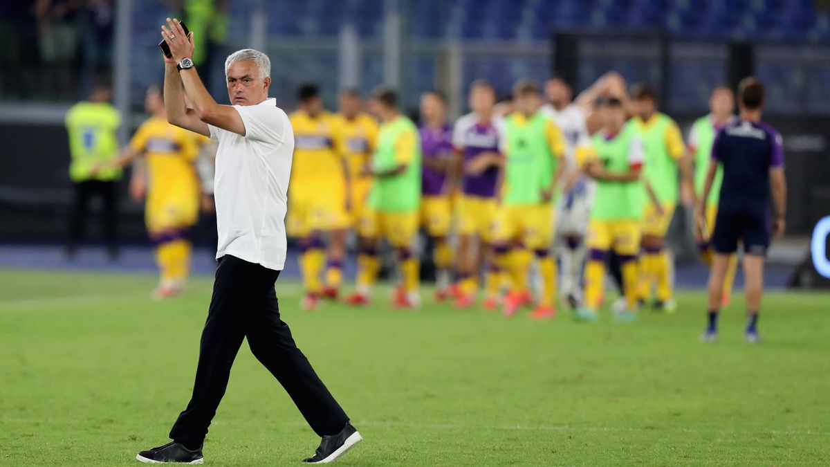 Jose Mourinho applaude il pubblico all'uscita, Roma-Fiorentina, Serie A 2021-22, Getty Images