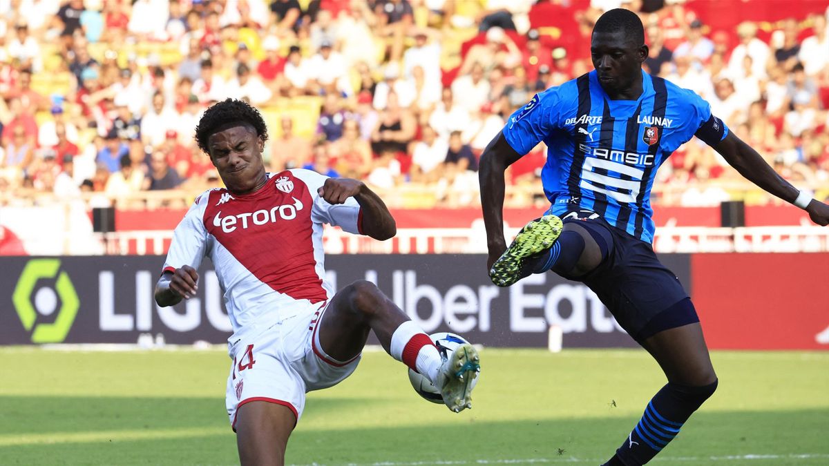 Ismail Jakobs au duel avec Hamari Traoré lors de Monaco - Rennes en Ligue 1