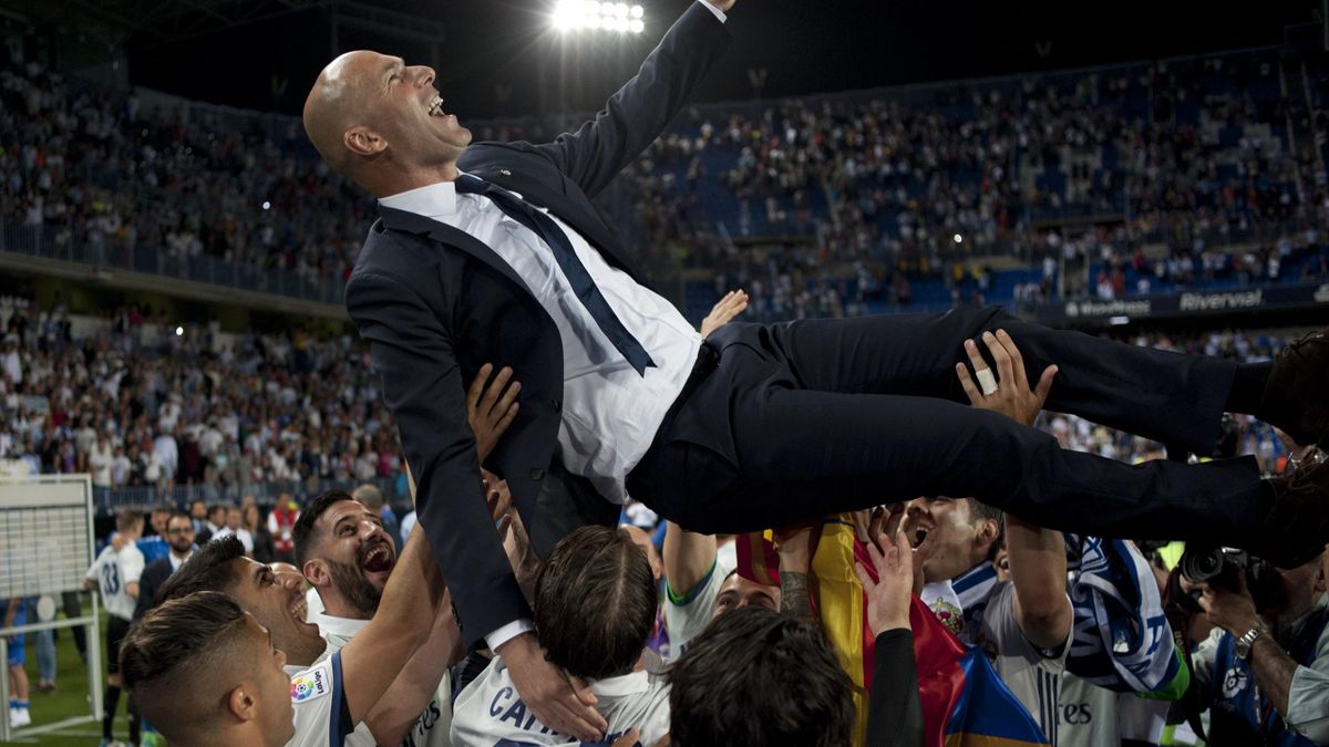 Zinedine Zidane porté en triomphe par ses joueurs