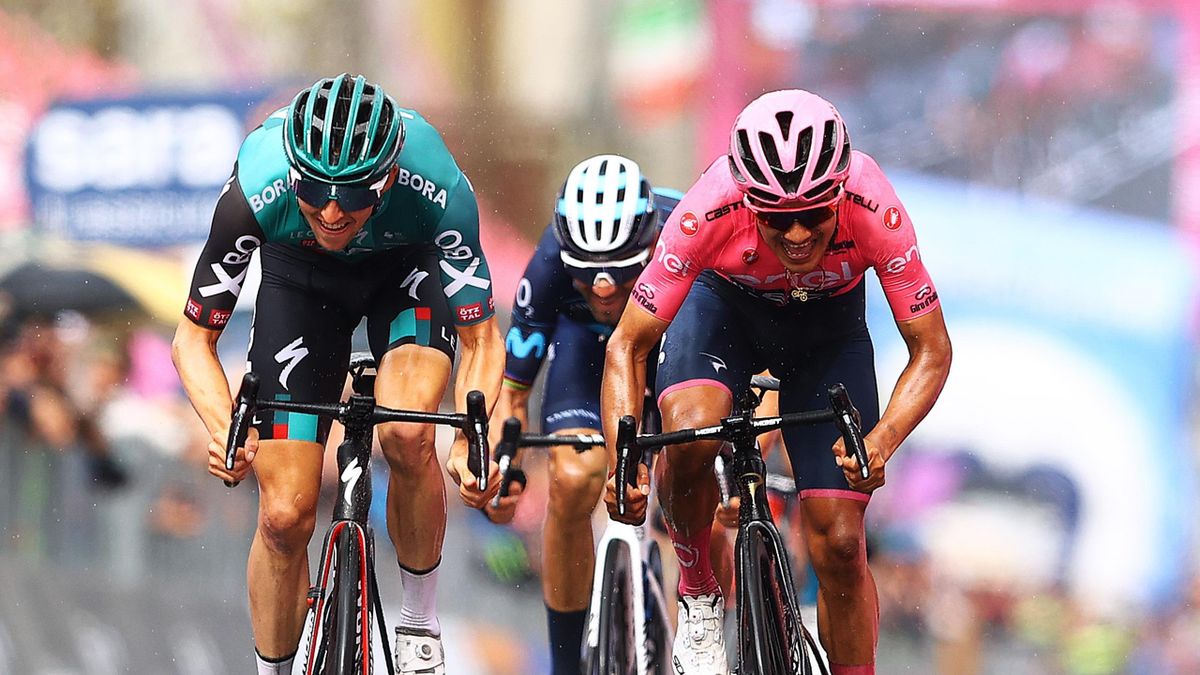 Jai Hindley und Richard Carapaz im Sprintduell beim Giro d'Italia 2022