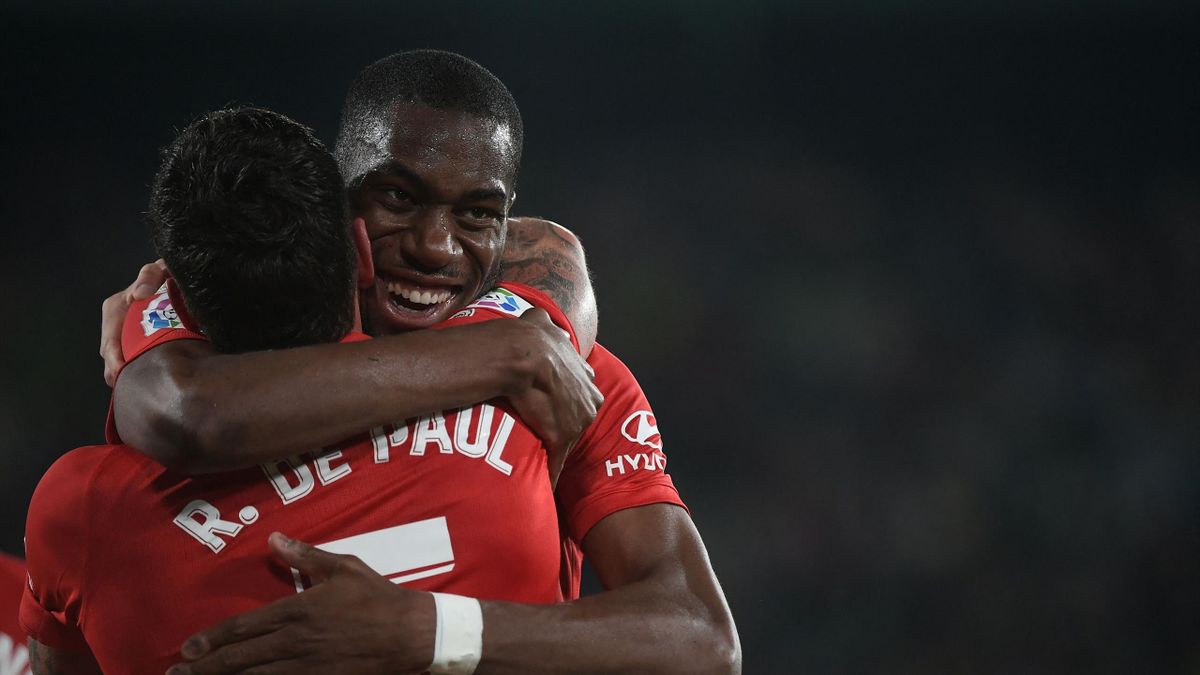 Geoffrey Kondogbia félicite Rodrigo de Paul, buteur pour l'Atlético face à Elche