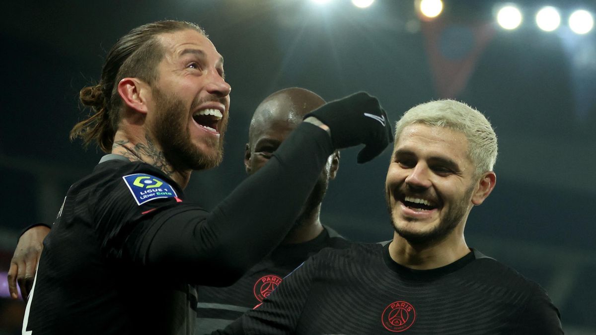 Paris Saint-Germain's Spanish defender Sergio Ramos (L) celebrates with team mates after scoring a goal during the French L1 football match between Paris Saint-Germain (PSG) and Reims at the Parc des Princes stadium in Paris on January 23, 2022