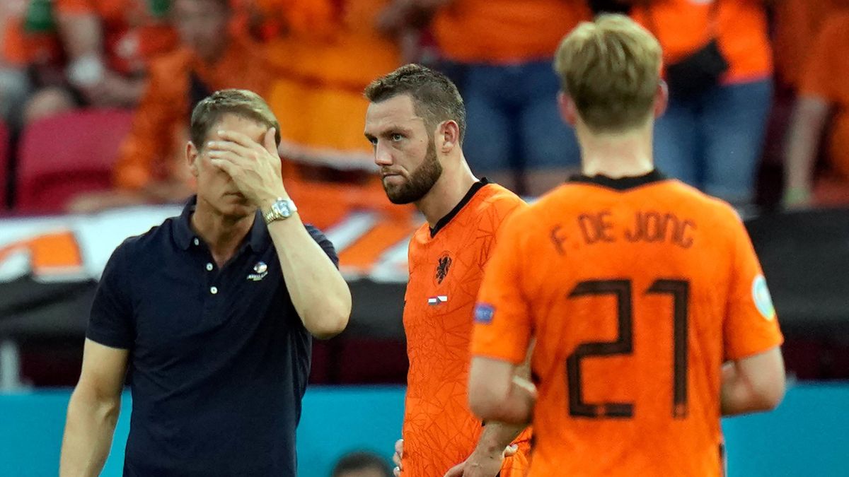 Netherlands' coach Frank de Boer (L) reacts next to Netherlands' defender Stefan de Vrij at the end of the UEFA EURO 2020 round of 16 football match between the Netherlands and the Czech Republic at Puskas Arena in Budapest on June 27, 2021