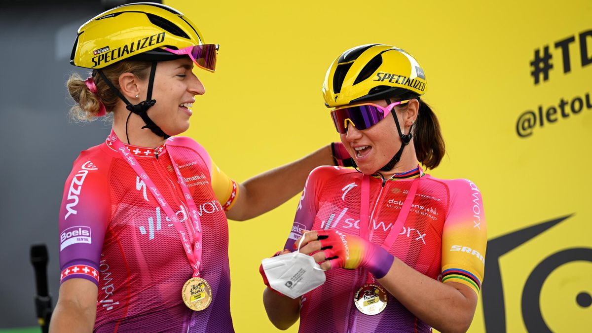 Chantal Blaak (links) samen met Marlen Reusser tijdens de ploegenpresentatie van de Tour de France Femmes in 2022.