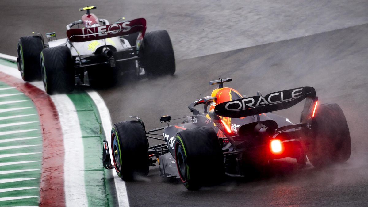Lewis Hamilton(Mercedes) devant Max Verstappen (Red Bull) à Imola