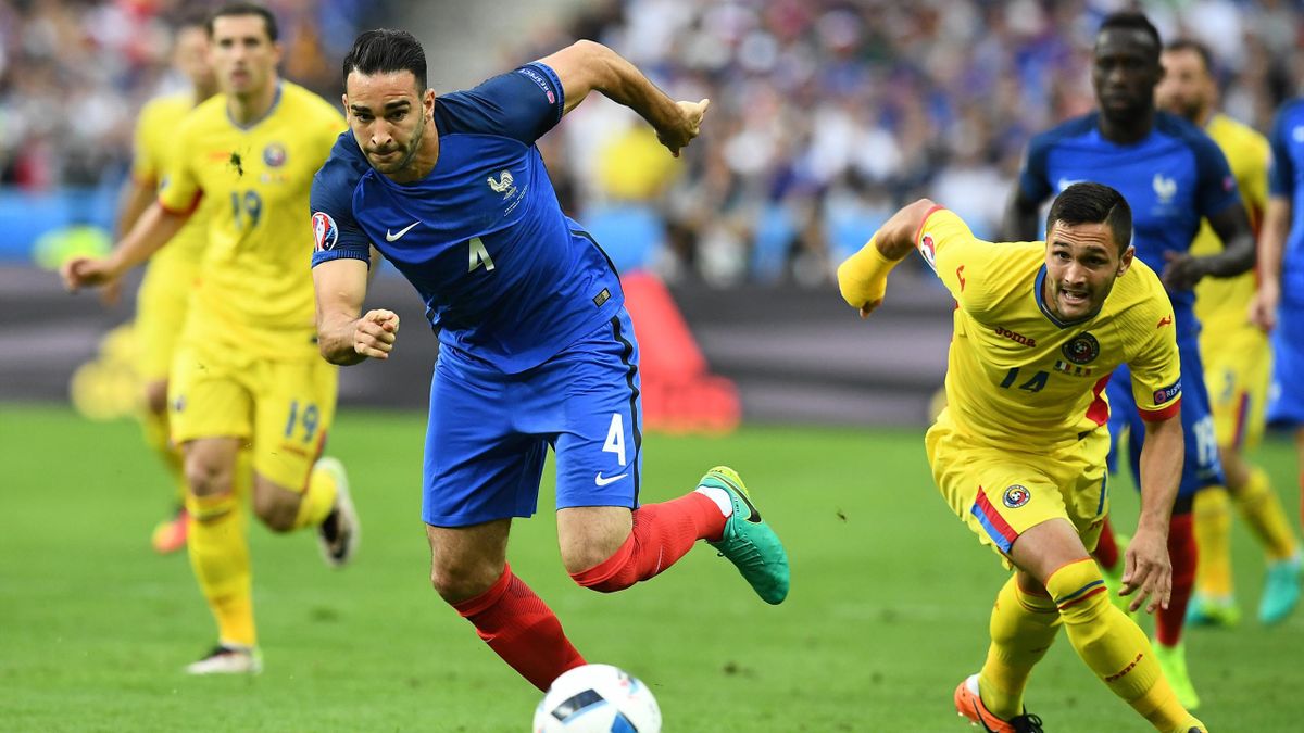 Adil Rami face à Florin Andone lors de France - Roumanie à l'Euro 2016
